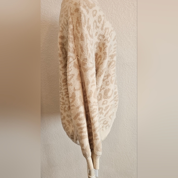 Cream/Beige Leopard Oversized Warm Balloon Sleeve Crew neck Sweater. large - Picture 8 of 11